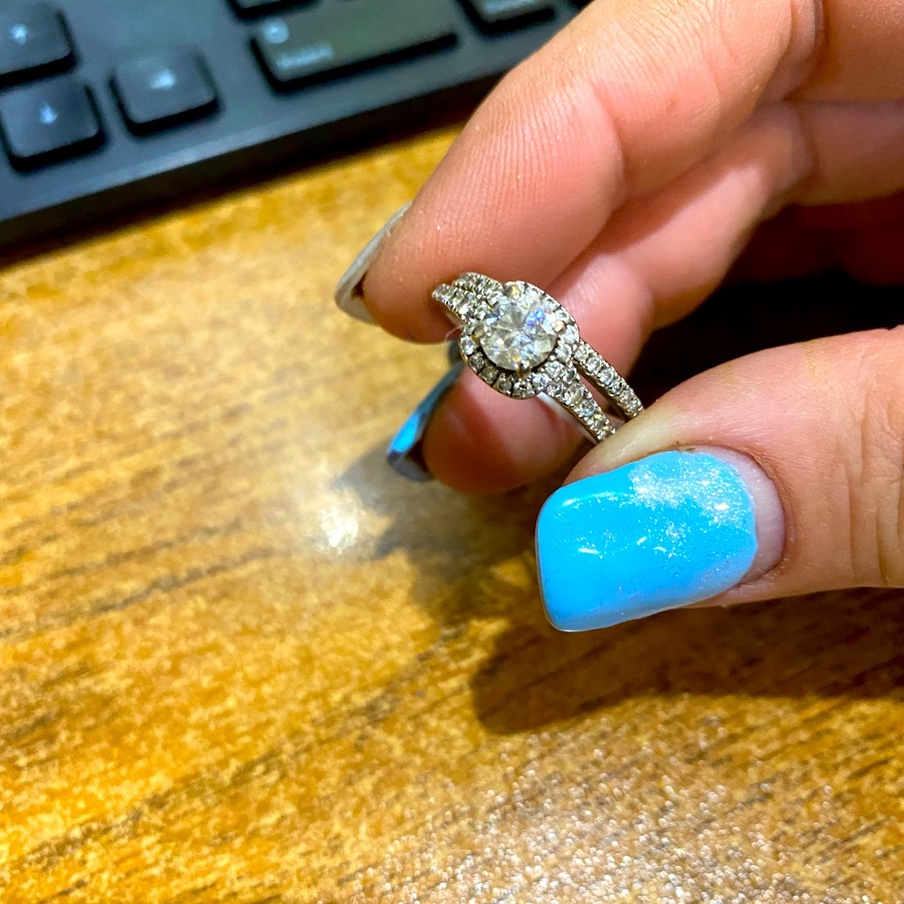 Diamond ring and diamond wedding band almost 1 carat solid center stone